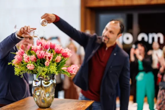 Medewerkers van de tuindienst dopen Paleis Het Loo tulp