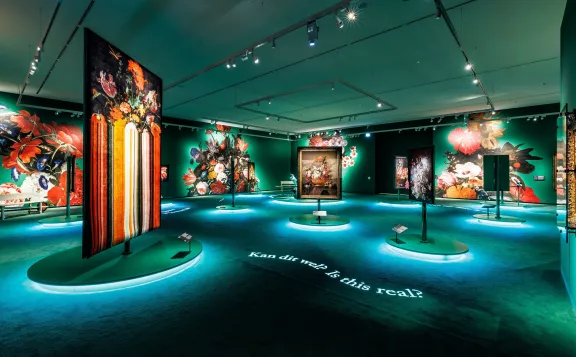 Ausstellungsraum „Bloom“ mit Kunstwerken