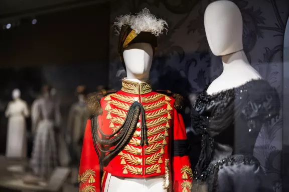 Rouwkleding in het zwart of met zwarte details gedragen na het overlijden van Wilhelmina