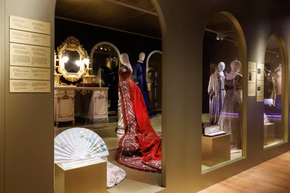 Die hofsleep van koningin Emma, in 1882 vervaardigd van rood fluweel met zilveren borduursels door het Parijse modehuis Corbay-Wenzel.