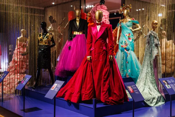 jurken in de tentoonstelling