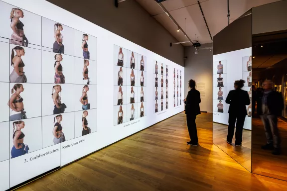 De zaal Dresscodes en jij als onderdeel van de Dresscodes tentoonstelling, laat verschillende Dresscodes zien van "normale" mensen
