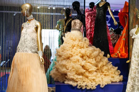 Van links naar rechts: een glinsterende avondjurk van de Chinese couture-ontwerpster Guo Pei, de lichtgele bombastische avondjurk ontworpen door Christian Siriano en gedragen door Taylor Swift, een zwarte galajurk met opvallende franjes bij de kapmouwen ontworpen door Mac Duggal en gedragen door Kaia Gerber, en de witte avondjurk met bloemenborduursel en bijpassend jasje ontworpen door Givenchy Couture en gedragen door Jennifer Lawrence