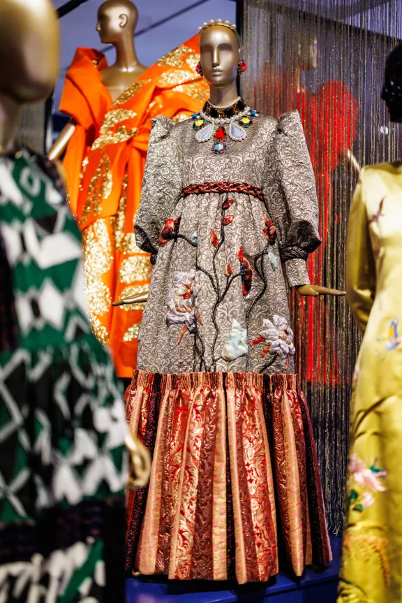 Zilver- en bronskleurige jurk versierd met bloemen, sieraden uit de Viktor & Rolf Haute Couture Herfst/Winter 2021 collectie