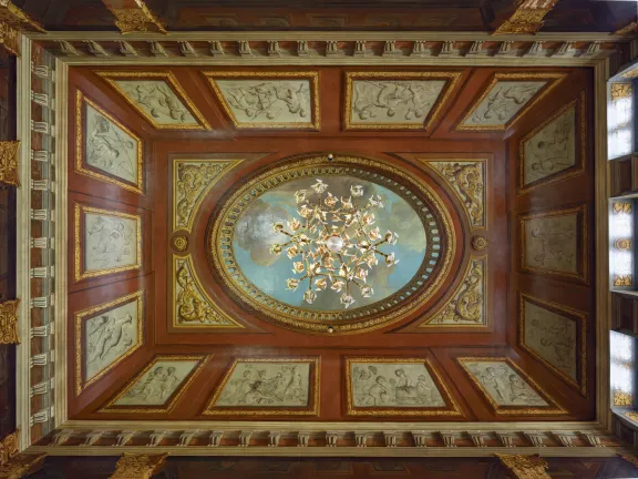 Het plafond van de grote trap de oculus, geeft je het gevoel dat je de lucht in kijkt