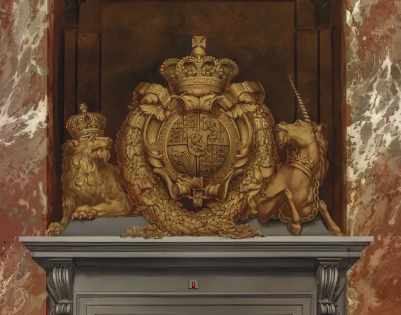 Het wapen boven de deur met symbolen van de Oranjes en van het Engelse koningshuis gecombineerd. Het benadrukt de vorstelijke status van het paar en het belang van de zaal.