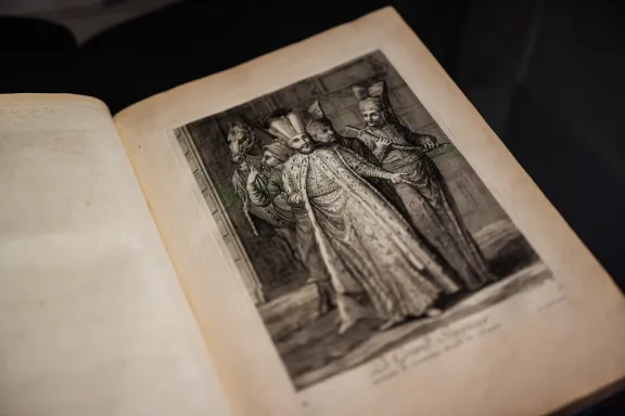 Een boek over Ottomaanse kleding van J. Bassan, Recueil de cent estampes representant differentes nations du Levant, 1714 bruikleen van het Rijksmuseum, Amsterdam