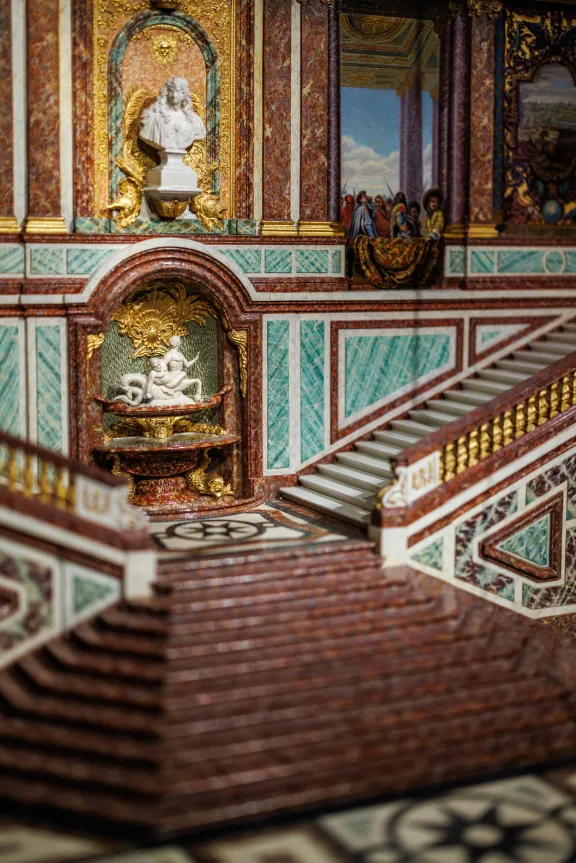 Een detail van een miniatuur van de Ambassadeurstrap van Lodewijk XIV