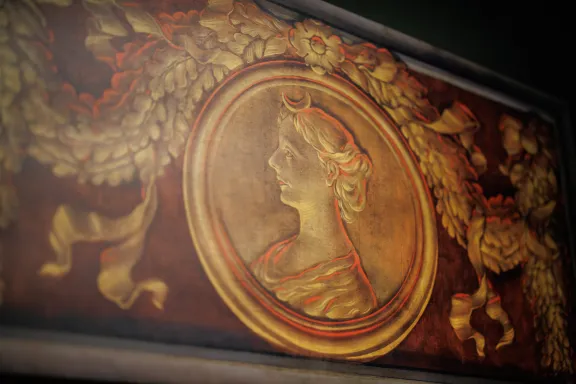 Het medaillon met het portret van de jonge koningin Wilhelmina afgebeeld als de godin Diana, met een maansikkel op haar hoofd