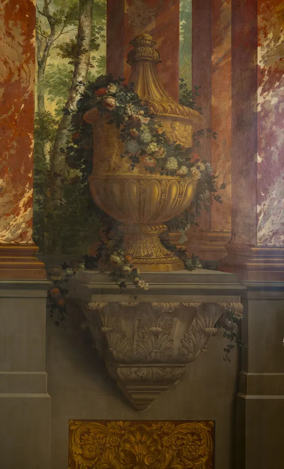 Tuinvazen met bloemslingers die verwijzen naar de liefde voor bloemen van de bewoners.