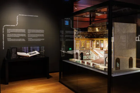 Open maqutte van een 17e eeuwse ontvangsthal in de vitrine
