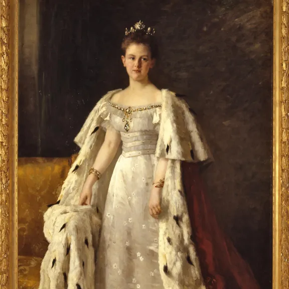 Wilhelmina op 18 jaar met haar inhuldigingsmantel wanneer ze voor de eerste keer poseert als koningin