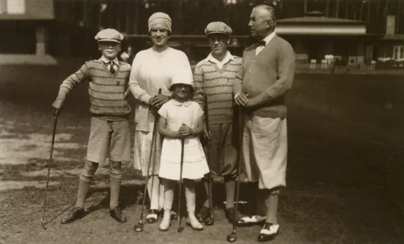 Herbert M. Gutmann with his wife Daisy von Frankenberg and Ludwigsdorf and their children Marion, Fred and Luca.