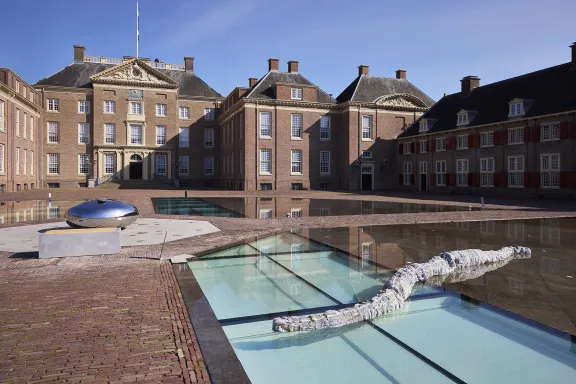 Edward Clydesdale Thomson’s artwork *home/host* on the forecourt of Het Loo Palace