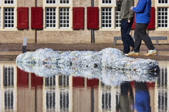 Edward Clydesdale Thomson’s artwork *home/host* on the forecourt of Het Loo Palace