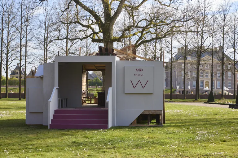 Wooden structure in the garden, with Paleis Het Loo in the background
