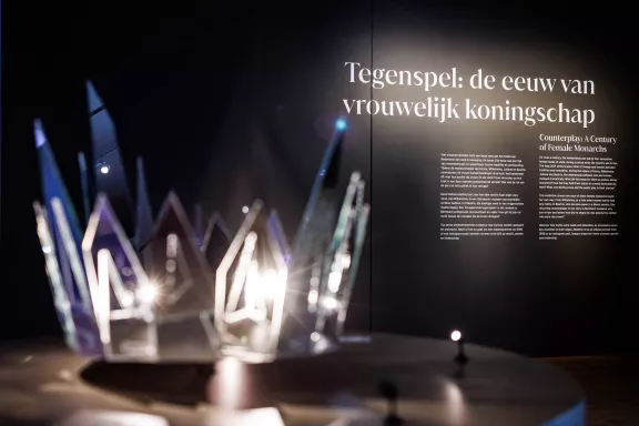 Kroon en tekst Tegenspel: de eeuw van vrouwelijk koningschap