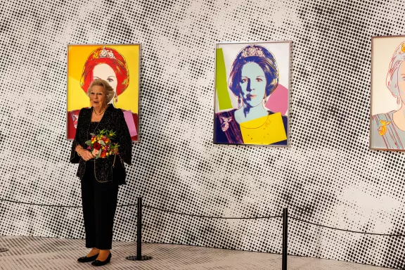 Prinses Beatrix bij de opening van Queens by Andy Warhol, Paleis Het Loo