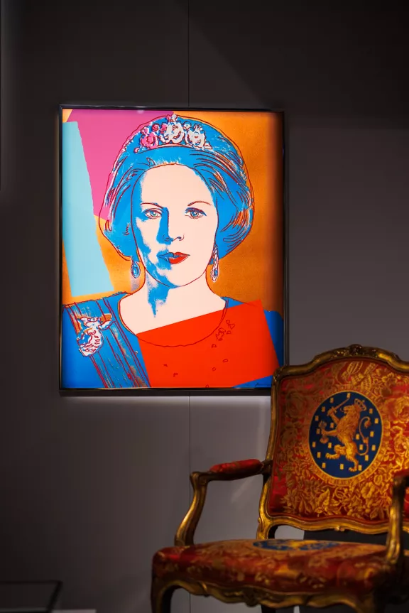 Andy Warhol zijn portret van Beatrix uit de collectie Reigning Queens met eentroon van ernaast