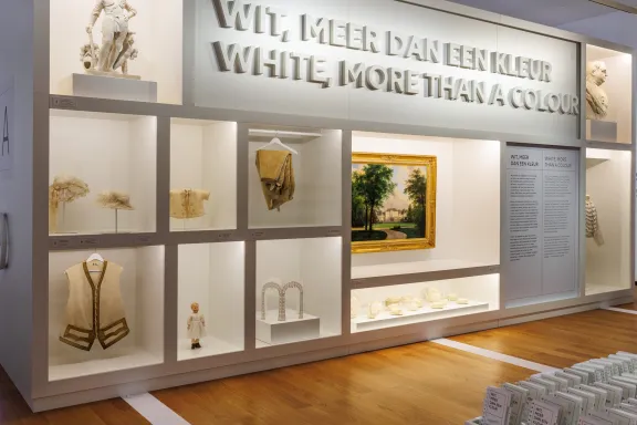 Overzichtsfoto van tentoonstelling Wit, meer dan een kleur, met grote witte archiefkast met objecten