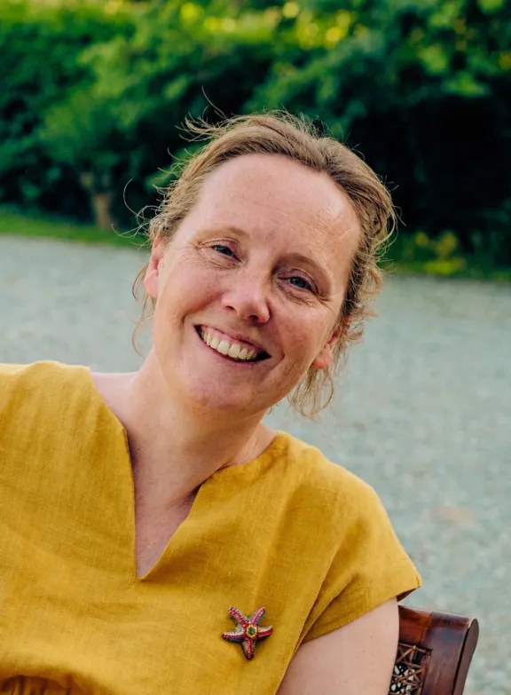 Portret van vrouw met geel t shirt, Natasja Hogen, lezing gever