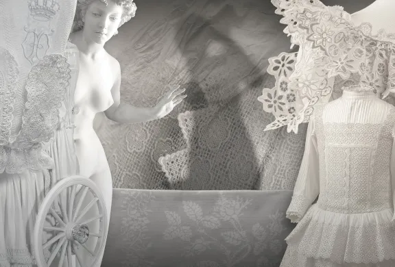 Collagebild mit weißen Objekten wie Rädern, Kostümen, Spitze und Skulpturen.
