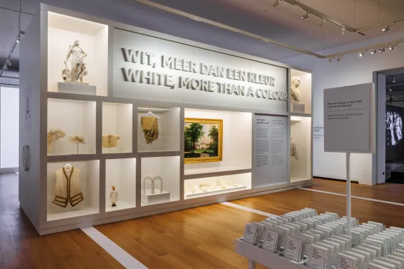 Übersichtsaufnahme der Ausstellung Weiß, mehr als eine Farbe, mit einem großen weißen Vitrinenschrank mit Ausstellungsobjekten.