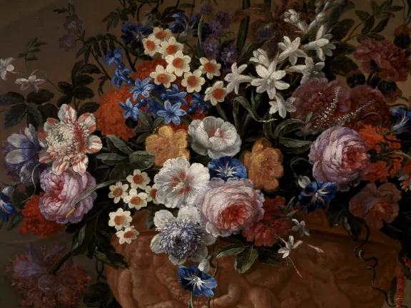 Een zeventiende-eeuws bloemstilleven in barokstijl genaamd Stilleven met bloemen (ca. 1691-1694), gemaakt door de Nederlandse kunstschilder Johannes Christoph Lotyn. Een weelderig, compact boeket vol kleurrijke bloemen staat in een grote, terracotta vaas met klassieke reliëfversieringen van menselijke figuren. Het boeket bevat een grote variëteit aan gedetailleerd geschilderde bloemen, waaronder lichtroze en dieproze rozen, helderblauwe en witte hyacinten, wit-oranje narcissen en trossen kleinere blauwe bloempjes. De bloemen zijn van alle kanten belicht tegen een donkere, sfeervolle achtergrond, waardoor de diepe kleuren en fijne texturen van de bloembladeren sterk naar voren komen.
