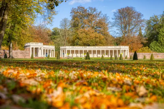 De colonnades met een herfstachtige achtergrond