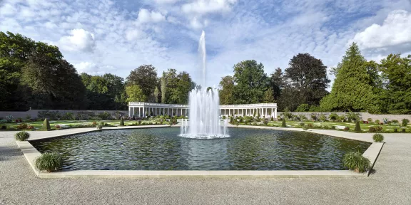 Die Kolonnaden mit dem Königsbrunnen im Vordergrund