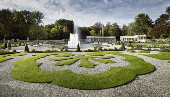 The colonnades with the King's Fountain in the foreground