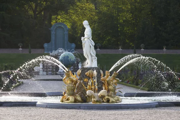 Venuisfontein met de wereldbolfontein op de achtergrond