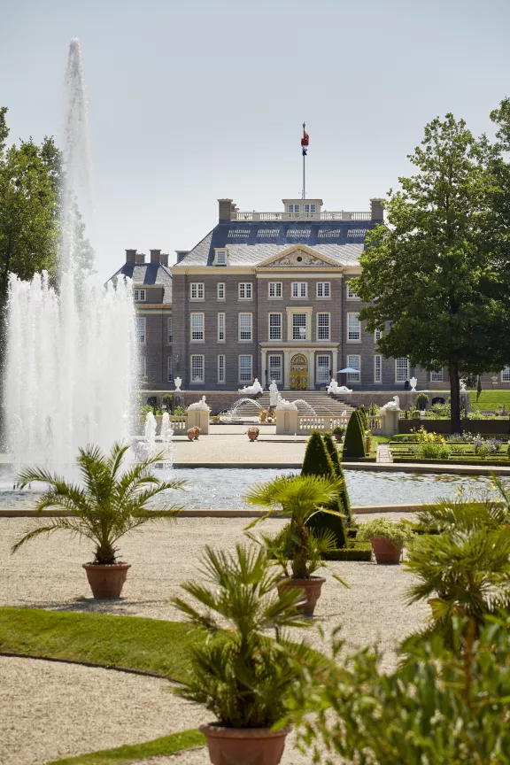 De achterkant van Paleis Het Loo vanuit de tuin gezien