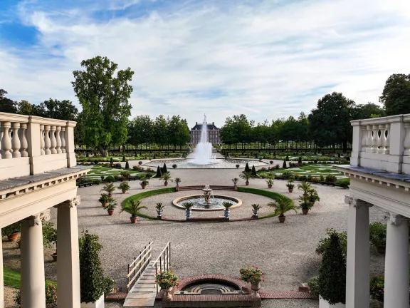 Het paleis vanuit de colonnades