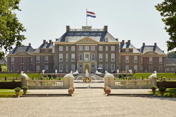 De achterkant van Paleis Het Loo vanuit de tuin gezien