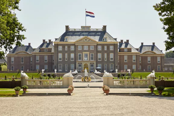 De achterkant van Paleis Het Loo vanuit de tuin gezien