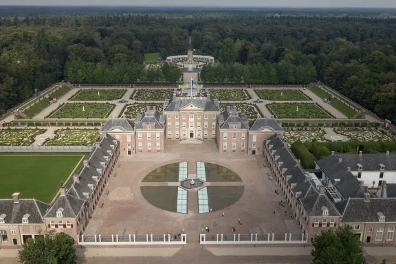luchtfoto met voorplein, paleis en op de achtergrond tuinen van Paleis Het Loo