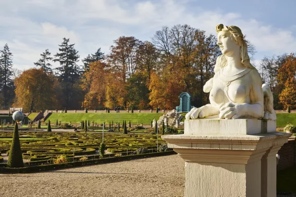 Die Sphinx mit dem unteren Garten als Hintergrund