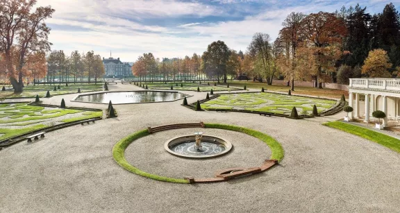 De boventuin met zicht op Paleis Het Loo tijdens de herfst