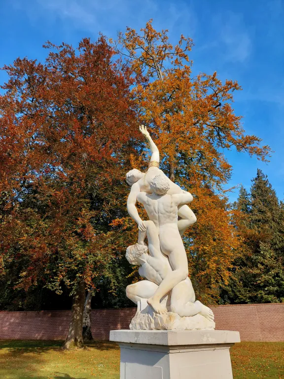 Beeld in tuinen in de herfst