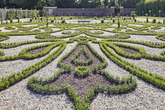 heggen in patronen in de paleistuin