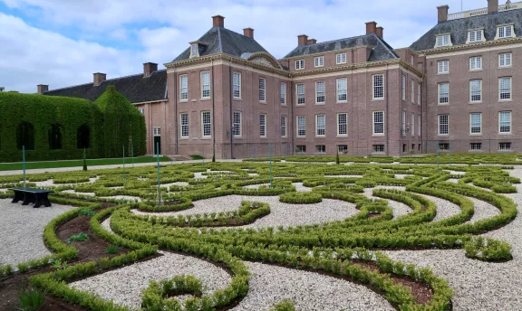 Perspectief vanuit de Koninginnetuin met zicht op het paleis