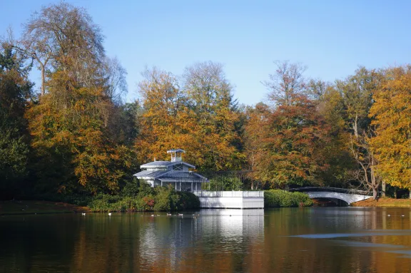 Boathouse on view during the Oranjewandeling, with the field pond, the burg and the autumn-coloured trees