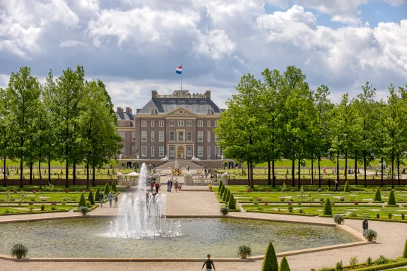 Aanzicht Paleis Het Loo vanuit de paleistuinen met fontein