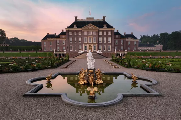 Het Loo Palace seen from the Venus Fountain with morning light