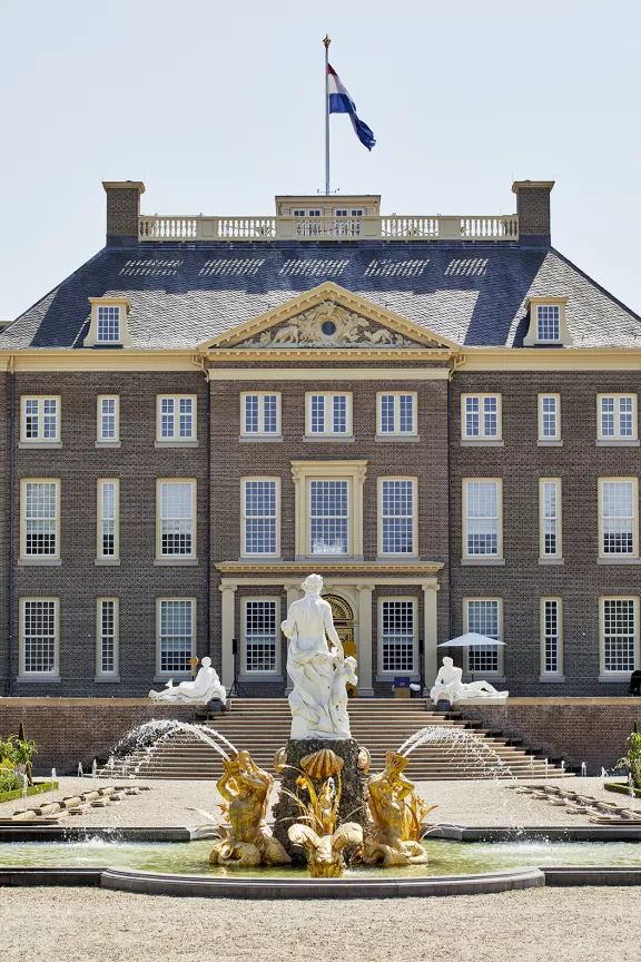 De achterkant van Paleis Het Loo vanuit de tuin gezien met de Venusfontein