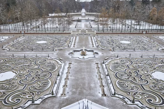De tuinen van Paleis Het Loo gezien vanaf het Paleisdak in wintertijd