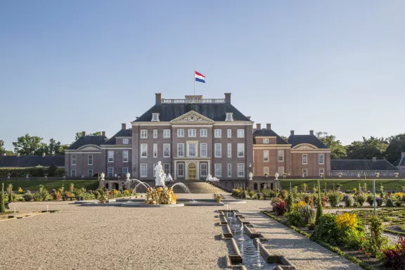 De ondertuin met de achterkant van Paleis Het Loo en de Venusfontein in zicht