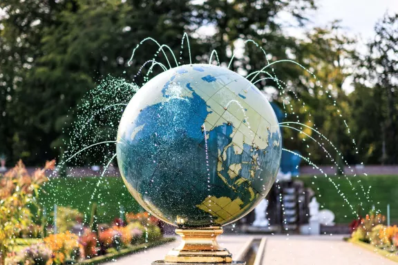 Wereldbolfontein aan het sproeien