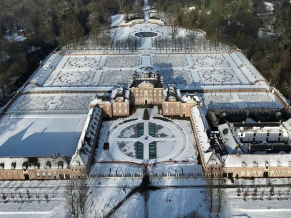Luchtfoto van paleis en tuinen in de sneeuw